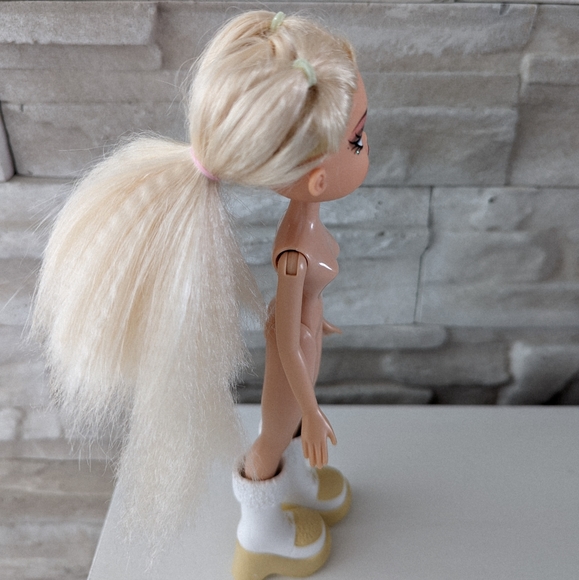 Bratz Wintertime Wonderland Cloe - Picture 5 of 5